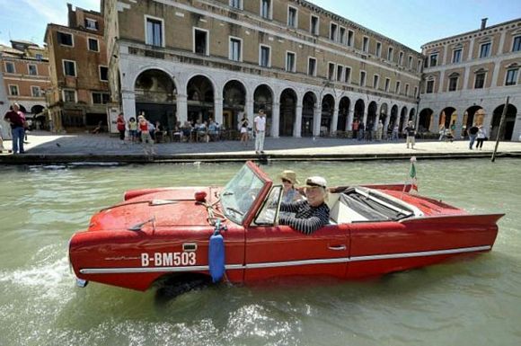 http://www.coolthings.com/wp-content/uploads/2009/06/amphicar1.jpg