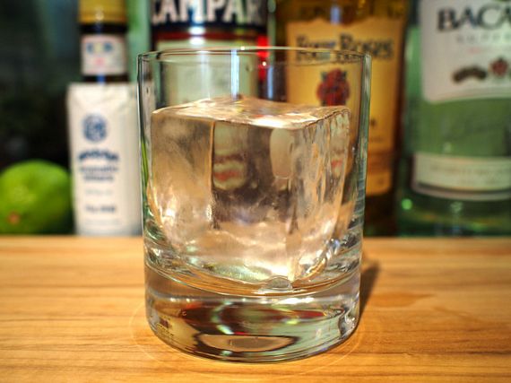 HOW TO MAKE GIANT ICE CUBES FOR COCKTAILS 
