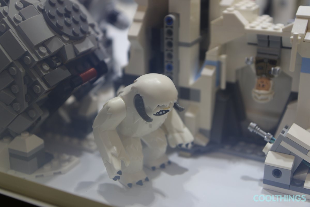 LEGO Star Wars Set 75098 Assault On Hoth Exclusive Pics