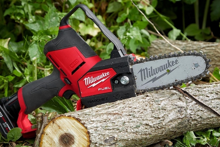 https://www.coolthings.com/wp-content/uploads/2020/07/milwaukee-m12-fuel-hatchet-cordless-chainsaw-1.jpg