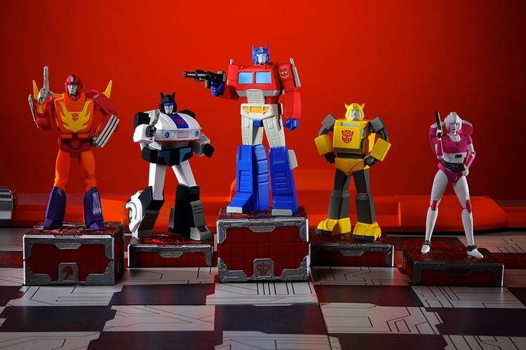 https://www.coolthings.com/wp-content/uploads/2021/08/eaglemoss-hero-collector-transformers-gen1-chess-set-2.jpg