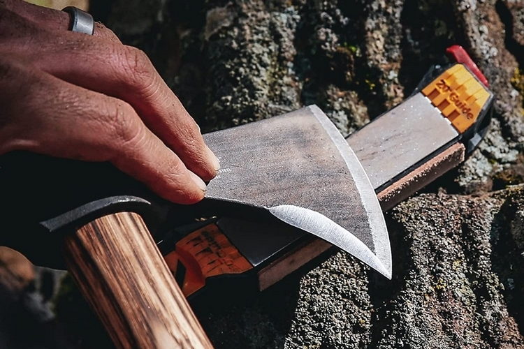 https://www.coolthings.com/wp-content/uploads/2021/12/best-portable-knife-sharpeners-06.jpg