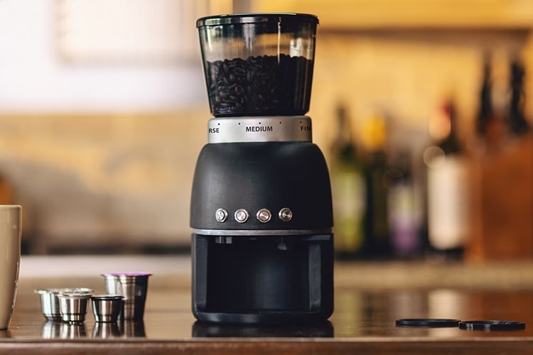 https://www.coolthings.com/wp-content/uploads/2022/07/podmkr-single-serve-coffee-grinder-1.jpg