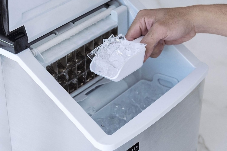 Countertop Ice Maker Makes First 9 Cubes in 10 Minutes