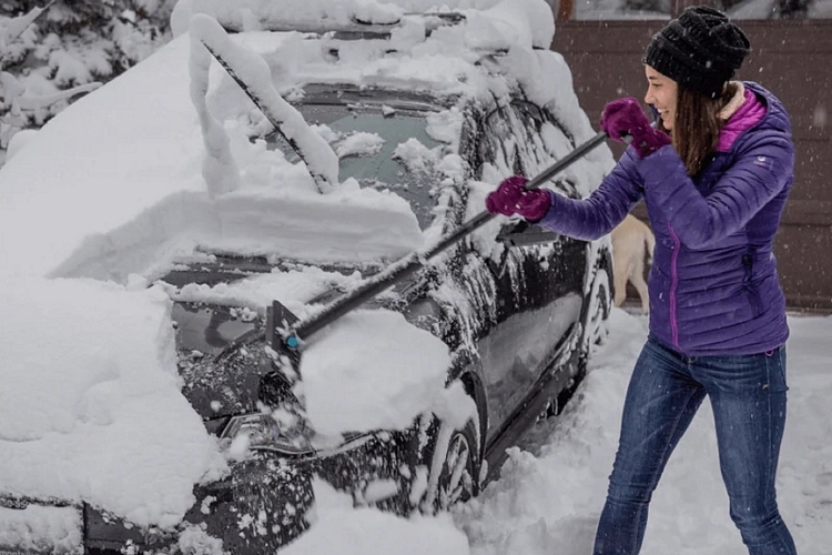 7 Top-Rated Snow Brooms to Help You Clear Off Your Car in Minutes